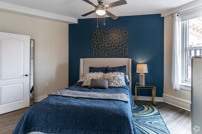 1BR, 1BA - 644SF - Bedroom - Gayoso House & Pembroke Square