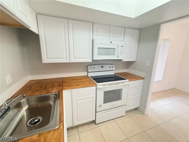 Building Photo - 1830 Maravilla Ave Unit 504