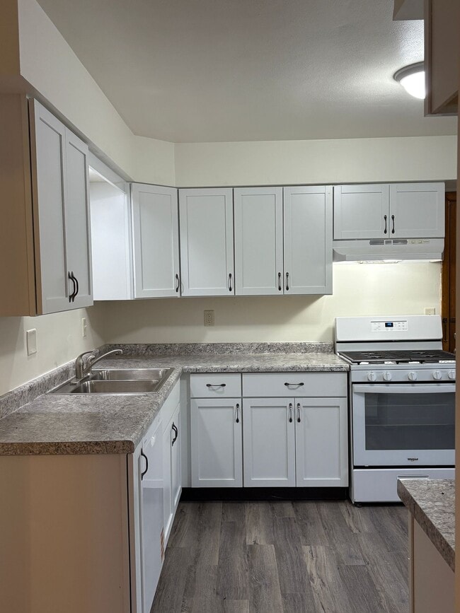 Building Photo - Immaculate Updated 3 Bedroom one 1 Bath with Garage