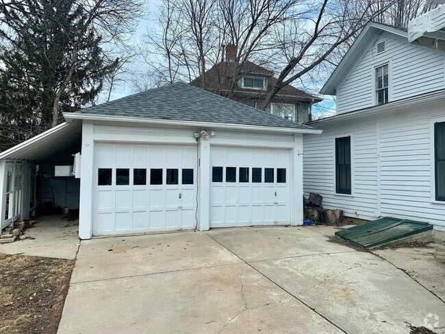 Building Photo - Pet Friendly 3 Bedroom Home