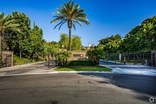 Building Photo - Beautiful townhome in Mission Valley!  Ava...