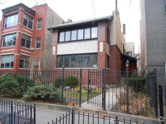 Building Photo - 5840 N Kenmore Ave Unit 2 Rental