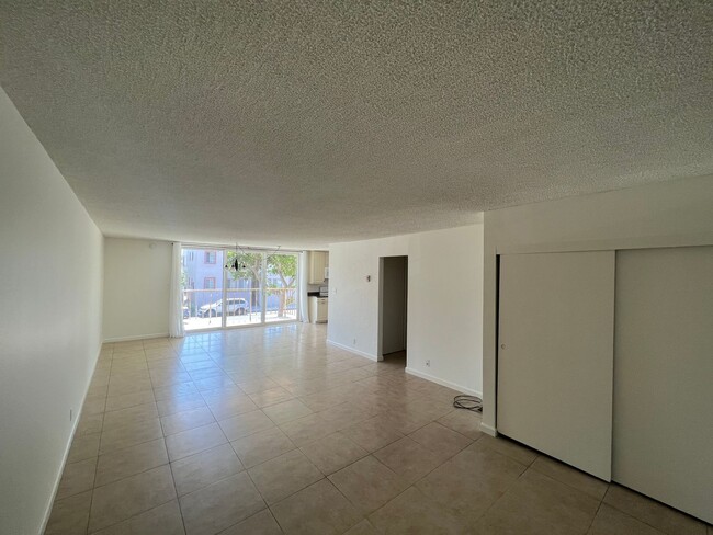 Building Photo - 2 Bedroom 2 Bath Spacious Condo For Rent in Long Beach Comes with Assigned Garage Space !