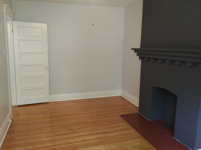Photo - Stunning, huge, sun soaked two story loft apt in Hillcrest / Wychwood ((Dupont & Christie)) Unit Upper