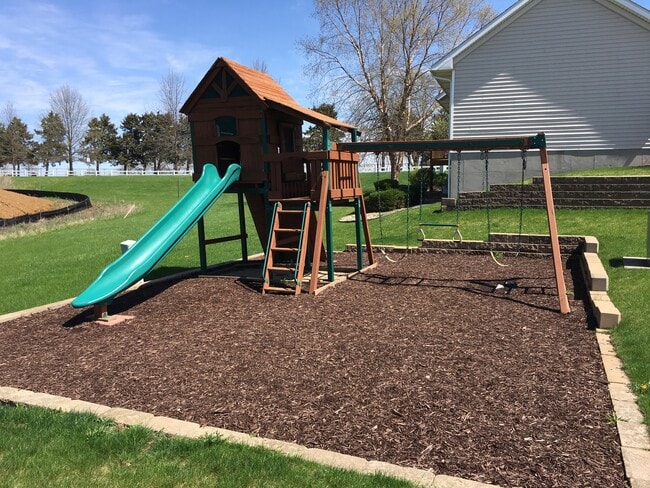 Photo - 24 Redtail Bend