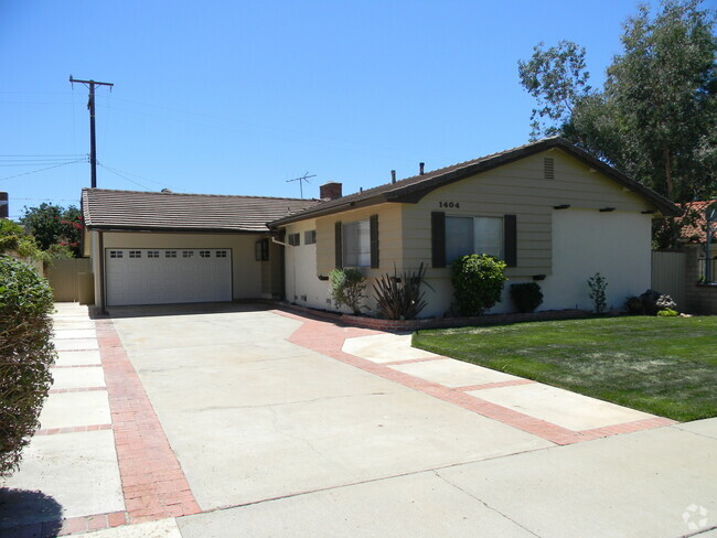 Building Photo - 1404 E Sycamore Ave Rental