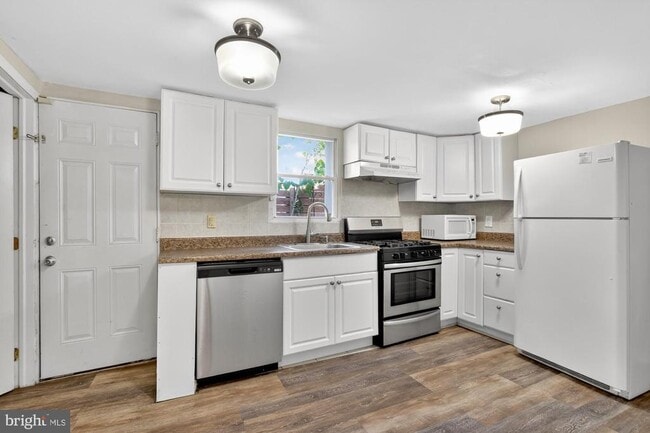 Photo - 2532 Collins St