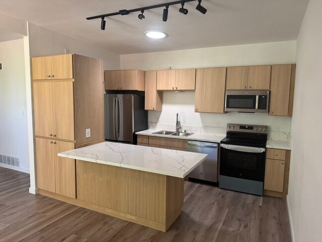 Photo - 940 J St