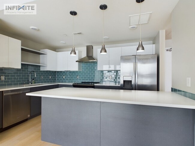 Building Photo - 3rd Floor Beauty! Unit 306