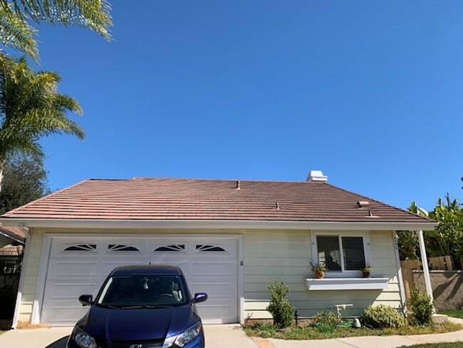 Building Photo - Moorpark 3 Bedroom Single Story with Private Backyard