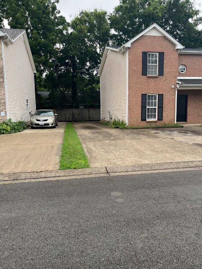 "Charming 2-Bedroom Townhouse with 2.5 Baths in Murfreesboro – Spacious 1,290 Sq Ft Living!"