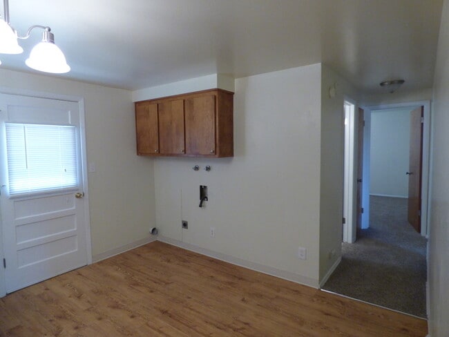 Photo - 2 Bed/1 Bath Duplex With Fenced Yard in Lo...