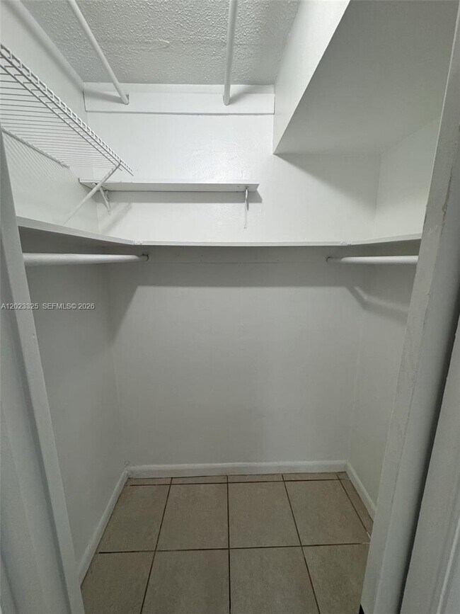 1643 NE Miami Gardens Dr Unit 121