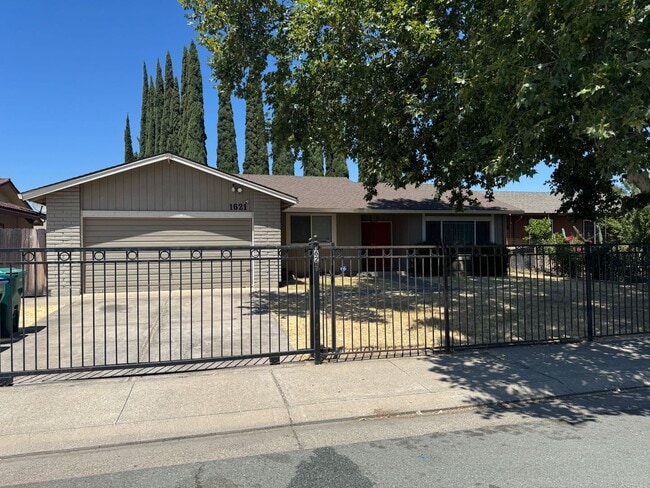 Building Photo - Four Bed, Two Bath Home In North Stockton