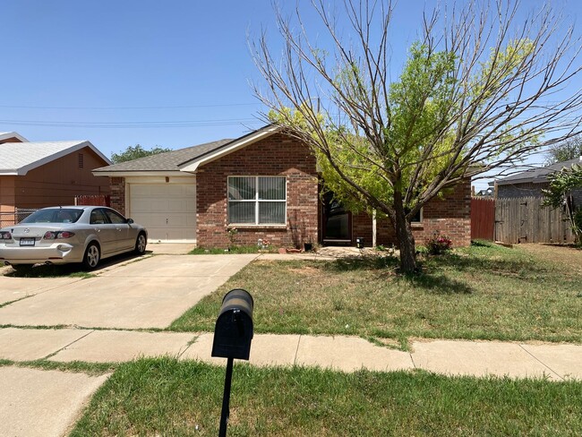 Building Photo - 3 bed 2 bath