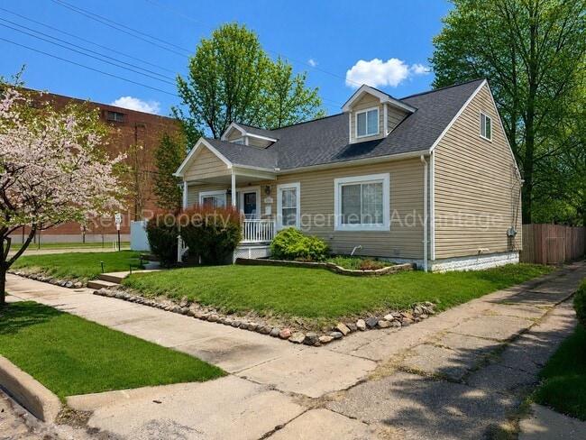 Building Photo - 3 Bed/2.5 Bath - Cape Cod Charm with Modern Comforts Throughout