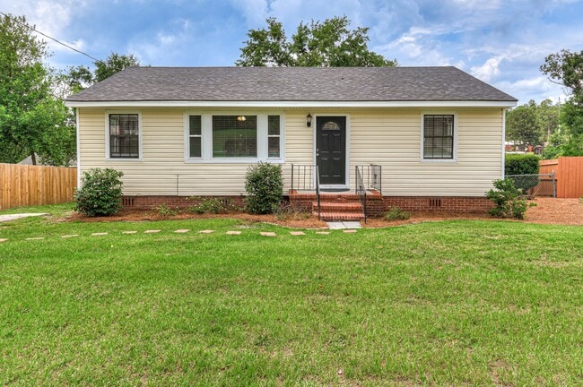 Building Photo - 2446 Young Dr