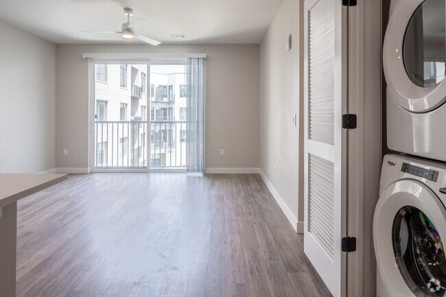 1BR, 1BA - 733SF