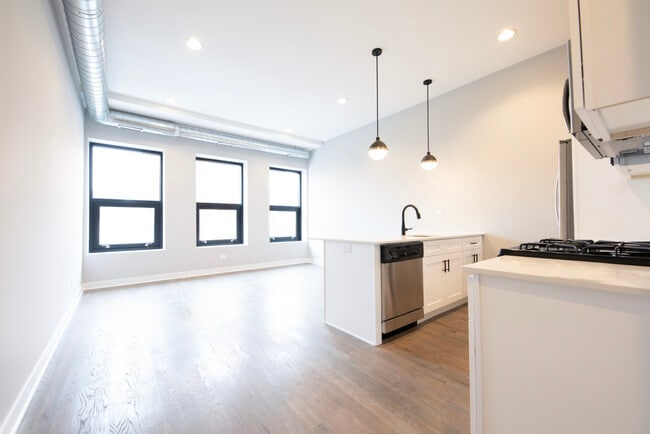 Photo - 1637 W Chicago Ave Unit 201