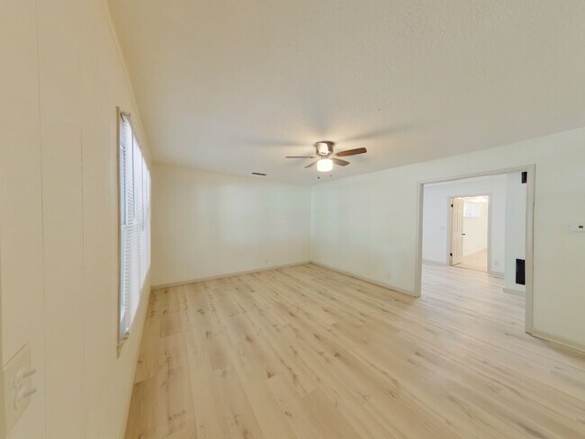 Photo - 4242 Dover St