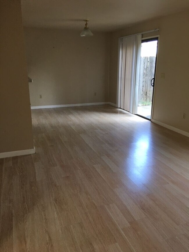 Photo - 3 Bedroom Townhouse in Yuba City- AVAILABLE NOW!!