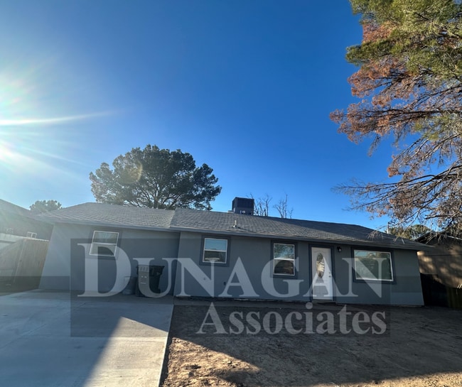 Building Photo - 4 Bedroom - 2 Bath Home Pet Friendly