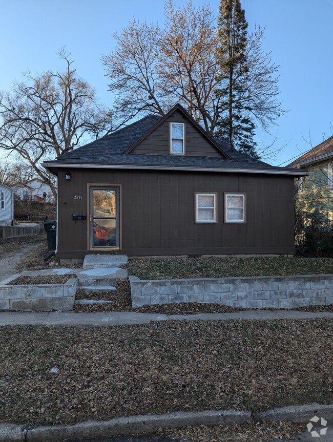 Building Photo - 2315 S Henry St Rental