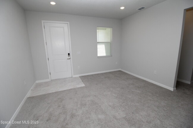 Photo - 743 Andrew St SE