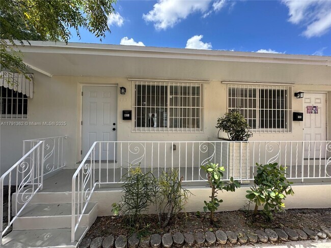 Building Photo - 823 NW 27th Ct Unit 2 Rental