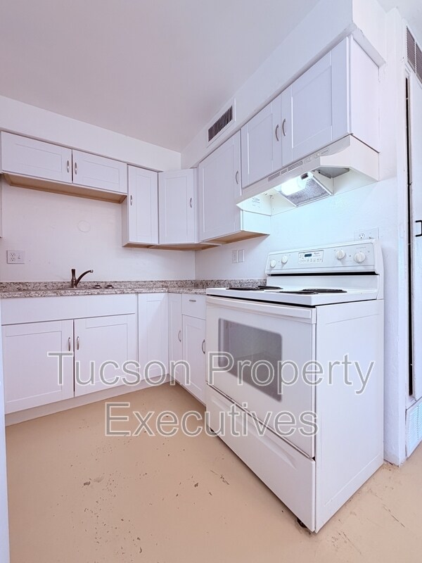 Photo - 319 E Blacklidge Dr