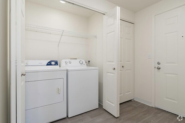 2BR, 2BA - 981SF Birch Laundry
