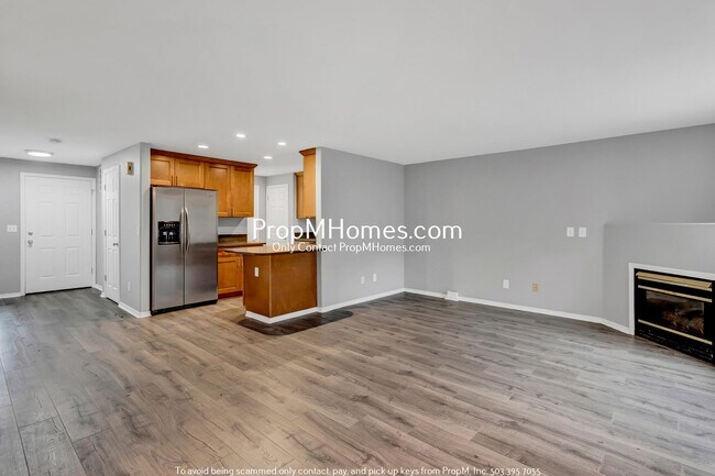 Photo - 16584-16586 SW Daffodil St