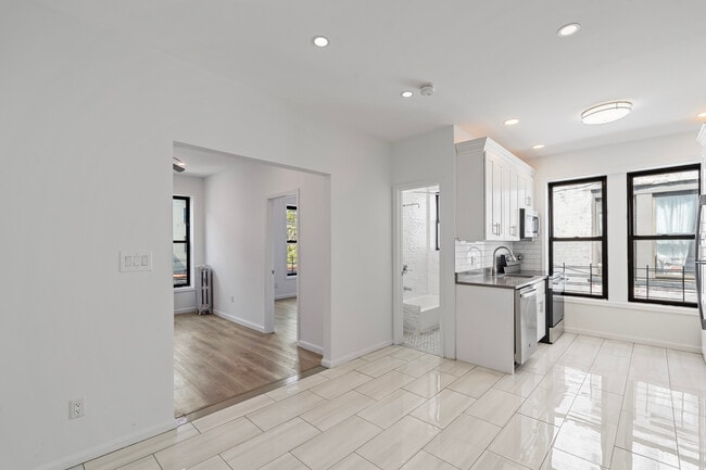 Building Photo - 2077 Dean St Unit 3