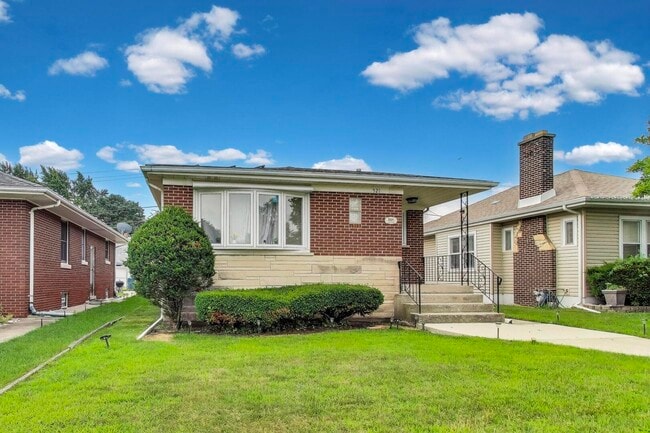 Photo - 521 157th St