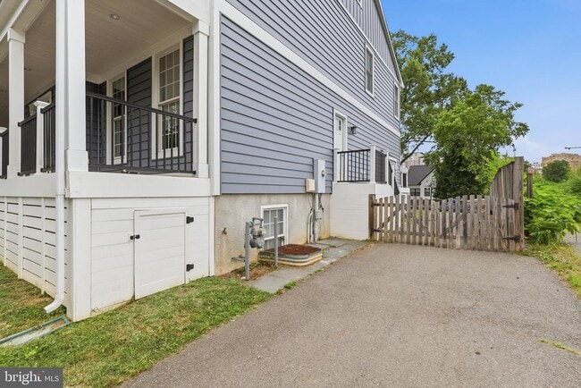 809 N Buchanan St