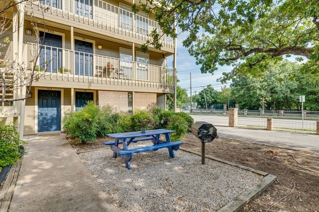 Building Photo - Treehouse / Hyde Park Unit Tree House Hyde Park