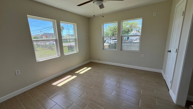 Photo - 2112 Victory Ave