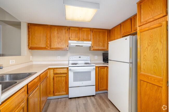 2BR, 1BA - 850SF - Kitchen