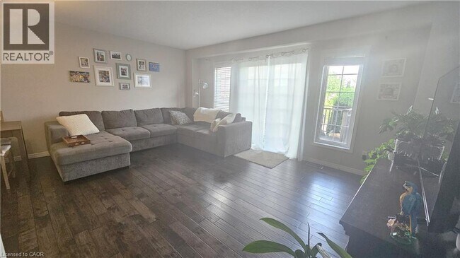 Photo - 216 Featherstone Crescent