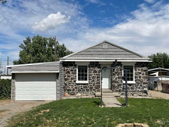 Building Photo - Cute 1 Bed 1 Bath Home with Attached Garage