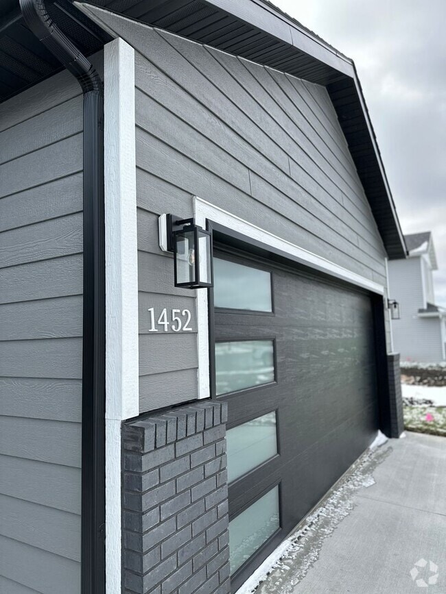 Building Photo - Beautiful 4 bed 2 bath Townhome for rent!