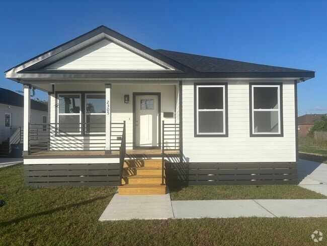 Building Photo - 2305 Weyer St Rental
