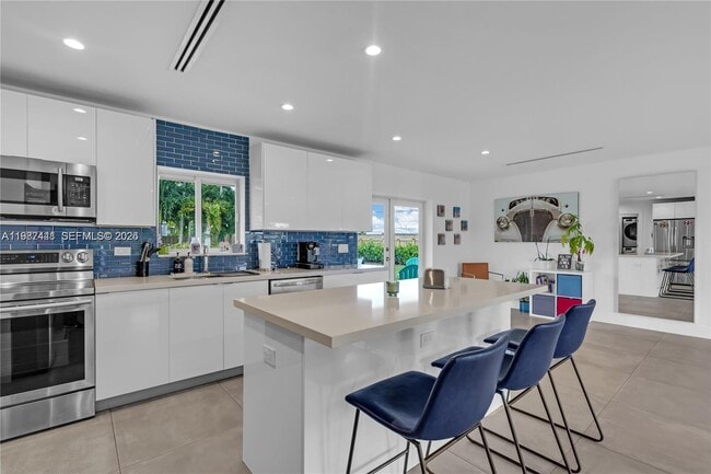 Southwest 164th Street, Miami, FL 33157 - 3 BR 3 BA single-family home