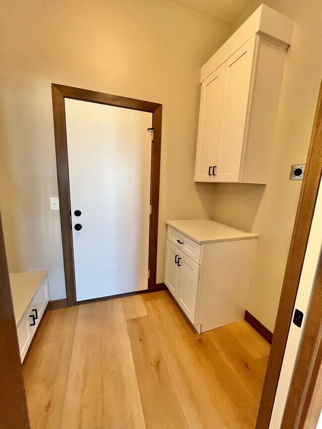 Photo - 5 Bed/2.5 Bath Twinhome For Rent!