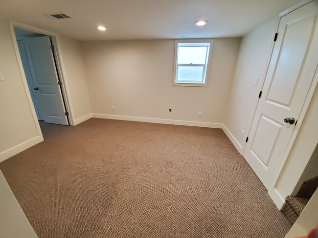 Building Photo - 308 N 14th Ave Unit Downstairs