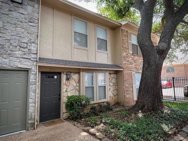 Building Photo - Updated condo at Cobblestone, closet to Campus!