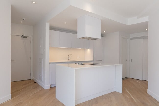 Building Photo - 3014 Avenue Van Horne Unit 17