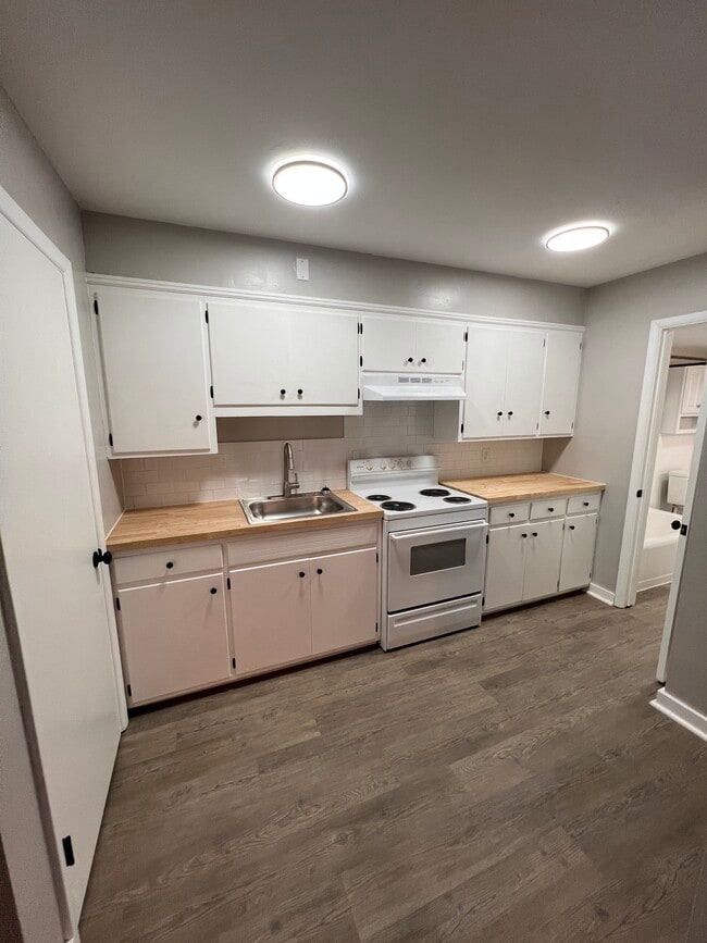 Kitchen A - Cypress West Fairlawn Apartments