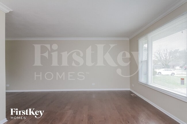 6S124 Lakewood Dr