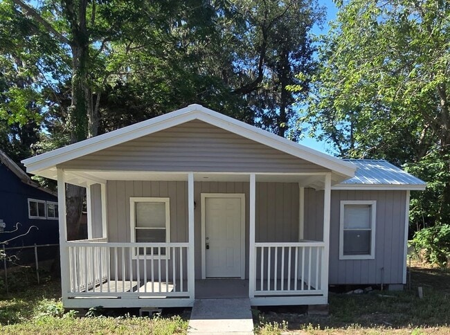 Building Photo - 3 bed 2 bath